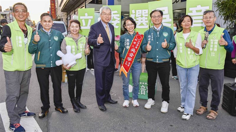 謝金河陪吳音寧路口拜票：送她進去國會！