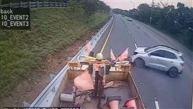  國3銅鑼段，休旅車開啟輔助駕駛，猛力追撞緩撞車，打橫佔據2線道回堵1Km，駕駛與乘客輕傷，撞擊瞬間(圖／翻攝畫面)