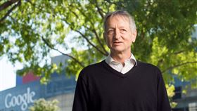辛頓（Geoffrey Hinton），被譽為「AI人工智慧教父」，谷哥工作10年。（圖／美聯社／達志影像）