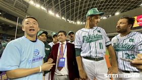 ▲巴基斯坦先發投手汗（Musharaf Khan）受訪，隊友超熱情想幫忙翻譯。（圖／記者張沛嘉攝影）
