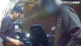 北市陳男鑿穿公寓屋頂後行竊，還偷路旁單車逃逸，再將單車迄至外雙溪中。（圖／翻攝畫面）