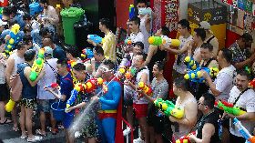 潑水節期間民眾在曼谷街頭打水仗