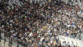 ▲大巨蛋200元票價最終戰，吸引9624人進場。（圖／記者張沛嘉攝影）