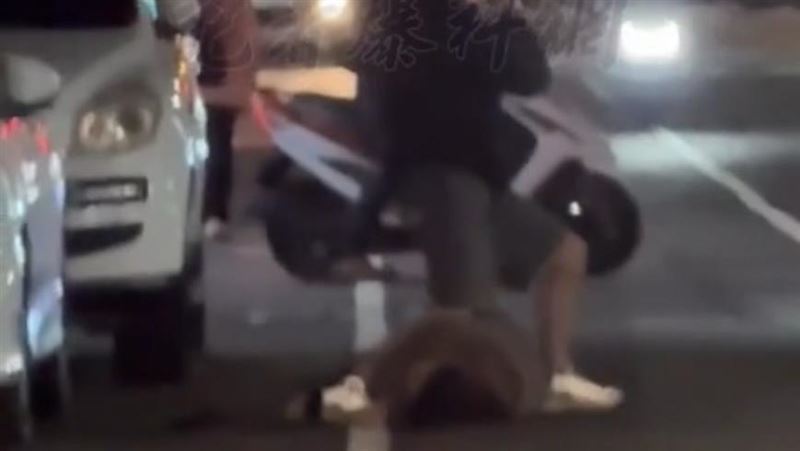 街頭驚見女遭男壓地　台中警確認夫妻吵架