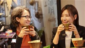蕭美琴與吳沛憶品嘗手沖青草茶（圖／賴清德競總提供）