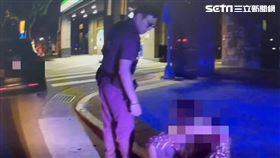 門前隱味牛肉麵老闆吳皓民酒後駕駛特斯拉，因不勝酒力下車坐在路旁。（圖／翻攝畫面）