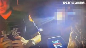 門前隱味牛肉麵老闆吳皓民酒後駕駛特斯拉，因不勝酒力下車坐在路旁。（圖／翻攝畫面）