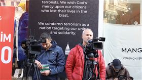 土耳其審查法影響資訊流通根據「自由之家」最新全球言論自由報告，土耳其屬「不自由」類別。在「無國界記者組織」2021年發布的世界新聞自由指數中，土耳其在180國家中，排名第153位。圖為報導塔克辛廣場爆炸事件的記者，攝於11月14日。中央社記者鍾佑貞伊斯坦堡攝  111年12月2日