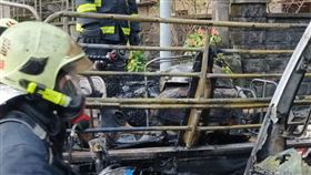 新北林口區停車場，2輛貨車今晨突然起火燃燒。（圖／翻攝畫面）