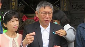 副手國籍問題  柯文哲：一切依法行事中央選舉委員會5日將公布外界對民眾黨總統副手吳欣盈雙重國籍疑慮。民眾黨總統參選人柯文哲（前右）4日由妻子陳佩琪（前右2）等人陪同在澎湖受訪表示，一切依法行事，希望針對民進黨推出副手人選蕭美琴部分，依同樣標準檢視。中央社  112年12月4日