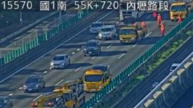 國道1號北上55.9km、內壢路段，發生6輛自小客車追撞占用內線事故。（圖／取自高公局）