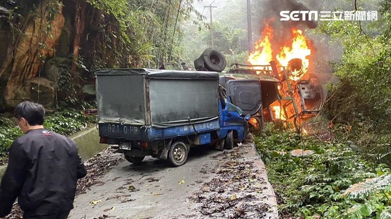 載怪手貨車翻車壓後車釀火燒車　2人急逃