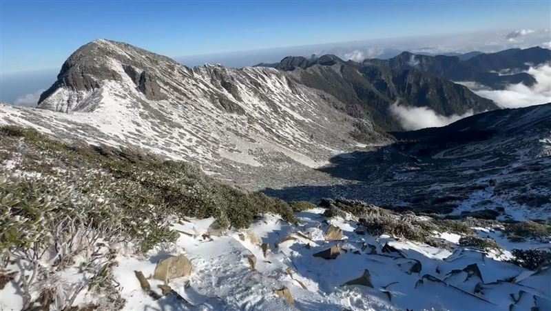 「初雪」紛飛超夢幻！雪山圈谷積雪10公分