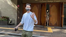 現身國民法庭聽弒父案  吳慷仁：不能多說台北地方法院審理新店鍾姓男子持啞鈴弒父案，7日由國民法官與職業法官開庭進行審理程序。新科金馬影帝吳慷仁（前）現身國民法庭，面對媒體提問為何聽庭，吳慷仁表示「不能多說什麼」。中央社記者林長順攝  112年12月7日