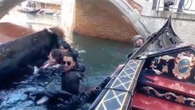 大陸遊客，搭貢多拉遊威尼斯，不聽船夫勸告，亂動拍照，害整船翻覆，狼狽落水(圖／ienaridens69抖音)