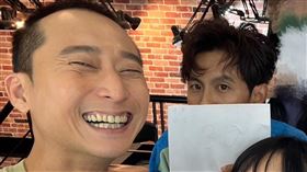 浩子（左起）秀出國文考卷分數，阿翔僅30分（圖／民視提供）