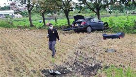 花蓮縣吉安鄉今天（7日）上午8時許發生一起死亡車禍，一名胡姓女子開車行經中央路一段與稻香路口時，疑因為了要閃避對向的轉彎車，導致自身車輛失控衝進路旁農田中，且受困在車內無法逃生，救護人員到場後，發現胡女已無呼吸心跳，經送醫急救仍傷重不治