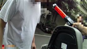 新北市一名陳姓男子（33歲）日前不滿早餐店送錯漢堡，他原本點「圓形漢堡」，但外送員卻送來「長條形漢堡」，他獨自騎車到板橋懷德街上的早餐店理論，雙方發生口角，陳男憤而報警，經警方協調後，陳男騎車離開，途中因未戴安全帽被警攔查，陳男全身酒味拒絕酒測，當場被開罰18萬、吊銷駕照。