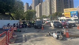 台灣大道休旅車疑「暴衝」追撞，機車如保齡球倒一片，多人受傷（圖／民眾提供）