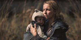 《我們從末日開始》茱蒂康默獨自帶著孩子找尋回家的路。（圖／台北双喜提供）