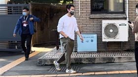 ▲吳慷仁(左)和編劇編劇呂蒔媛低調現身旁聽新店啞鈴弒父案，北院國民法官庭開庭。（圖／翻攝畫面）