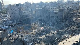 以色列，空襲轟炸加薩賈巴利亞難民營（Jabalia refugee camp），民眾在瓦礫堆搜尋生還者。（圖／路透／達志影像）
