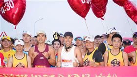 華裔知名設計師Daniel Wong領跑全馬組跑者 鑫囍創業提供