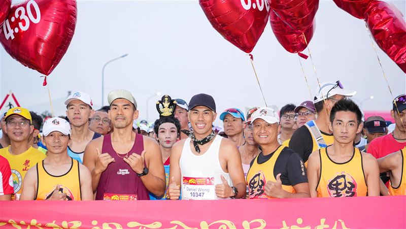 全民「瘋媽祖」鳴槍萬人齊跑　圓滿落幕