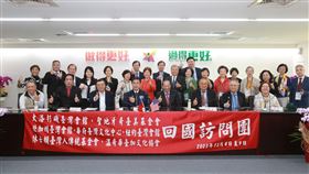 台南市長黃偉哲致贈蘭花大盤，蘇春槐回贈紀念牌