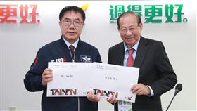 蘇姿丰父親蘇春槐訪台南  拜會黃偉哲超微半導體（AMD）董事長暨執行長蘇姿丰的父親蘇春槐（右）等人7日拜會台南市長黃偉哲（左），蘇春槐表示，樂見超微半導體和台積電有更多合作，同時希望未來海外台人帶回優質技術資源，回饋台灣及台南。（台南市政府提供）中央社記者張榮祥台南傳真  112年12月7日