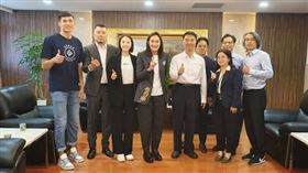 海神球員唐維傑、執行長李偉誠、董事長侯嘉騏、T1聯盟會長錢薇娟、高雄地檢署洪信旭檢察長、宋文宏襄閱主任檢察官、呂建興主任檢察官、林恒翠檢察官、姚崇略檢察官合影。（圖／T1聯盟提供）