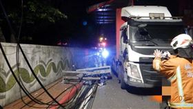 影／大貨車撞倒路旁電線桿　全因駕駛粗心「這行為」　桃園電子報