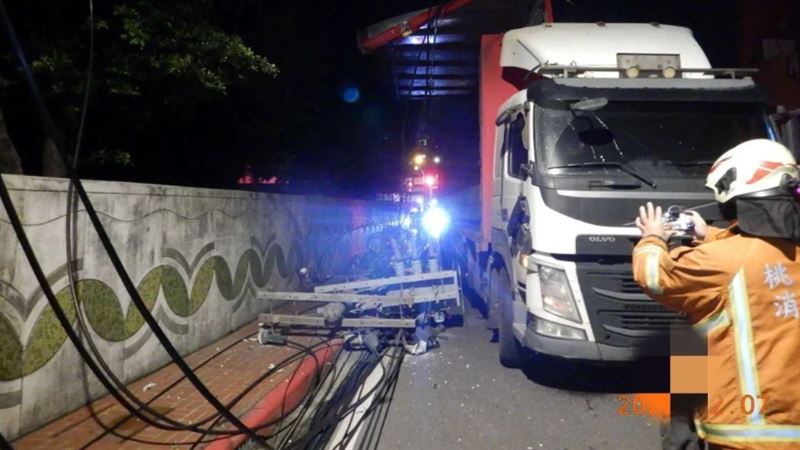 貨車撞倒路旁電線桿　全因「這行為」粗心