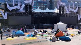 新北耶誕演唱會粉絲搭帳棚卡位  遭批影響市容2023新北歡樂耶誕城巨星演唱會將於9日開唱，藝人7日起彩排，有粉絲為搶占搖滾區視野，以野餐墊、搭帳棚在市民廣場占位，顏色繽紛、散落的墊子遭批評「彷彿貼上狗皮藥膏」，影響市容。中央社記者黃旭昇新北攝  112年12月7日
