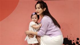 趙小僑新書「1000針的勇氣」新書發表女兒典典寶寶首度同台 。（圖/記者邱榮吉攝影）