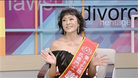 唐玲頭戴皇冠披著紅布條榮獲「十大抗癌鬥士」（圖／和展提供）