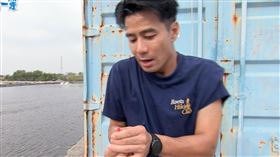 郭彥均的手被龍虎斑刺傷（圖／八大提供）