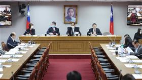 朝野黨團協商「最低工資法」草案等案（1）最低工資法立法懸而未決逾7年，立法院會期進入倒數階段，立法院長游錫(方方土)（後右2）7日下午召集朝野黨團協商，研商最低工資法草案等案。中央社記者趙世勳攝  112年12月7日