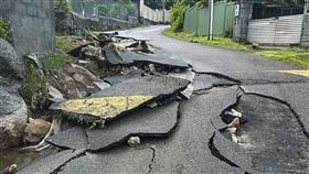 普羅維登斯（Providence）工業區發生大規模爆炸，道路上出現裂縫。（圖／美聯社／達志影像）