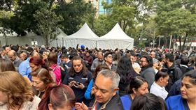 墨西哥中部地震規模5.8　首都搖晃民眾逃上街（圖／路透社／達志影像）