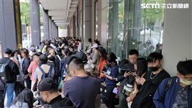 台北寶可夢中心10時開幕！首日入店名額已滿　現場擠爆畫面曝。（圖／網友授權提供）