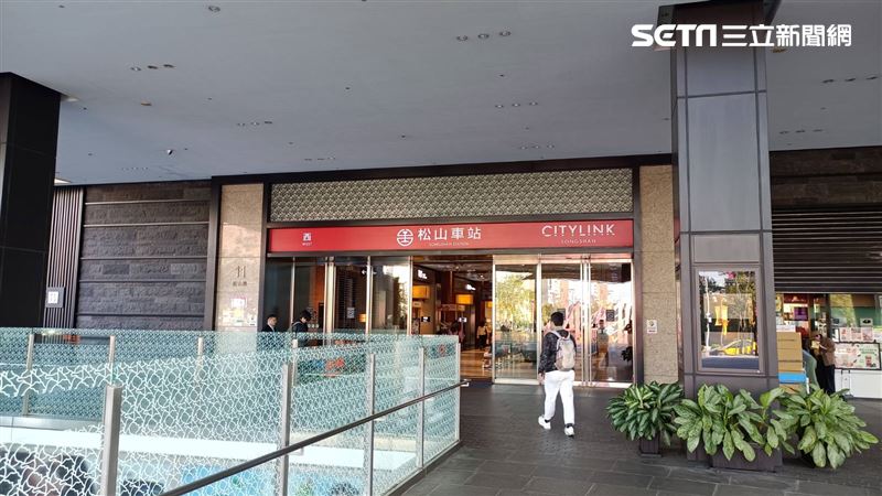 一名林姓男子待在松山車站內的廁所長達1小時,員警敲門拒開門還怒嗆三字經。(圖/資料照)