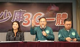 民進黨發言人卓冠廷、林楚茵、不分區立委候選人王義川發布「趙少康3 G一體」議題影片。（圖／記者邱榮吉攝影）