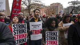 華盛頓郵報的上百名職員走上街頭罷工。（圖／美聯社／達志影像）