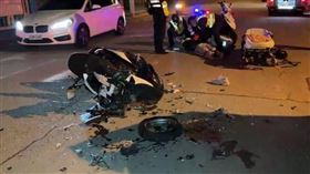 台中市大肚區昨（7）日晚間發生碰撞車禍，賴姓男騎士機車全爛成一團廢鐵，不僅分不清車身與車尾，輪胎也脫離了車架掉落，所幸騎士經送醫治療已無生命危險。（圖／翻攝畫面）
