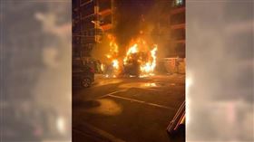 林口62歲老婦7日清晨無端至停車場縱火，80萬古董偉士牌及2輛貨車被燒成廢鐵，總損失300多萬元。（圖／翻攝畫面）