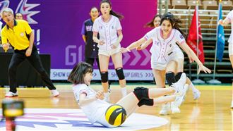 炸裂吧女孩爆意外　吳心緹遭球重擊慘摔