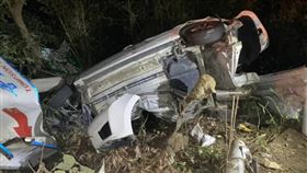 新竹台3線南向87.6K峨眉路段，昨天（7日）晚間10時許發生一起重大車禍事故，一名男子開車行經湖光大橋時，疑因車速過快，過彎時車輛失控衝撞路旁護欄和公車站牌，男駕駛意識昏迷送醫急救，現仍未脫離險境。