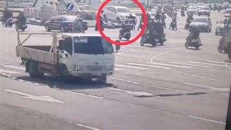 畫面曝！北投賓士「保齡球式」撞騎士1死