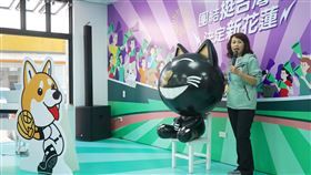 民進黨花蓮立委參選人張美慧聯合競總開箱民進黨總統參選人賴清德、副總統參選人蕭美琴及立委參選人張美慧花蓮聯合競選總部8日開箱，張美慧（圖）介紹黑貓公仔及柴犬打棒球Q版立牌意涵。中央社記者張祈攝  112年12月8日